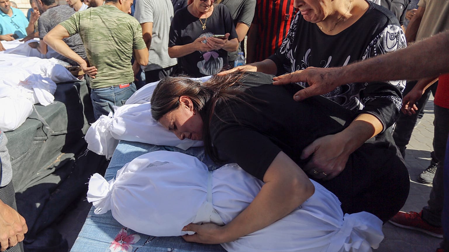 Eine Palästinenserin trauert um Angehörige, die bei einem Angriff unweit einer christlich-orthodoxen Kirche in Gaza-Stadt getötet wurden