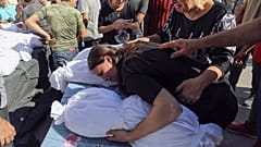 Eine Palästinenserin trauert um Angehörige, die bei einem Angriff unweit einer christlich-orthodoxen Kirche in Gaza-Stadt getötet wurden