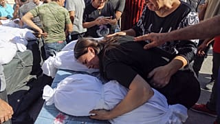Eine Palästinenserin trauert um Angehörige, die bei einem Angriff unweit einer christlich-orthodoxen Kirche in Gaza-Stadt getötet wurden