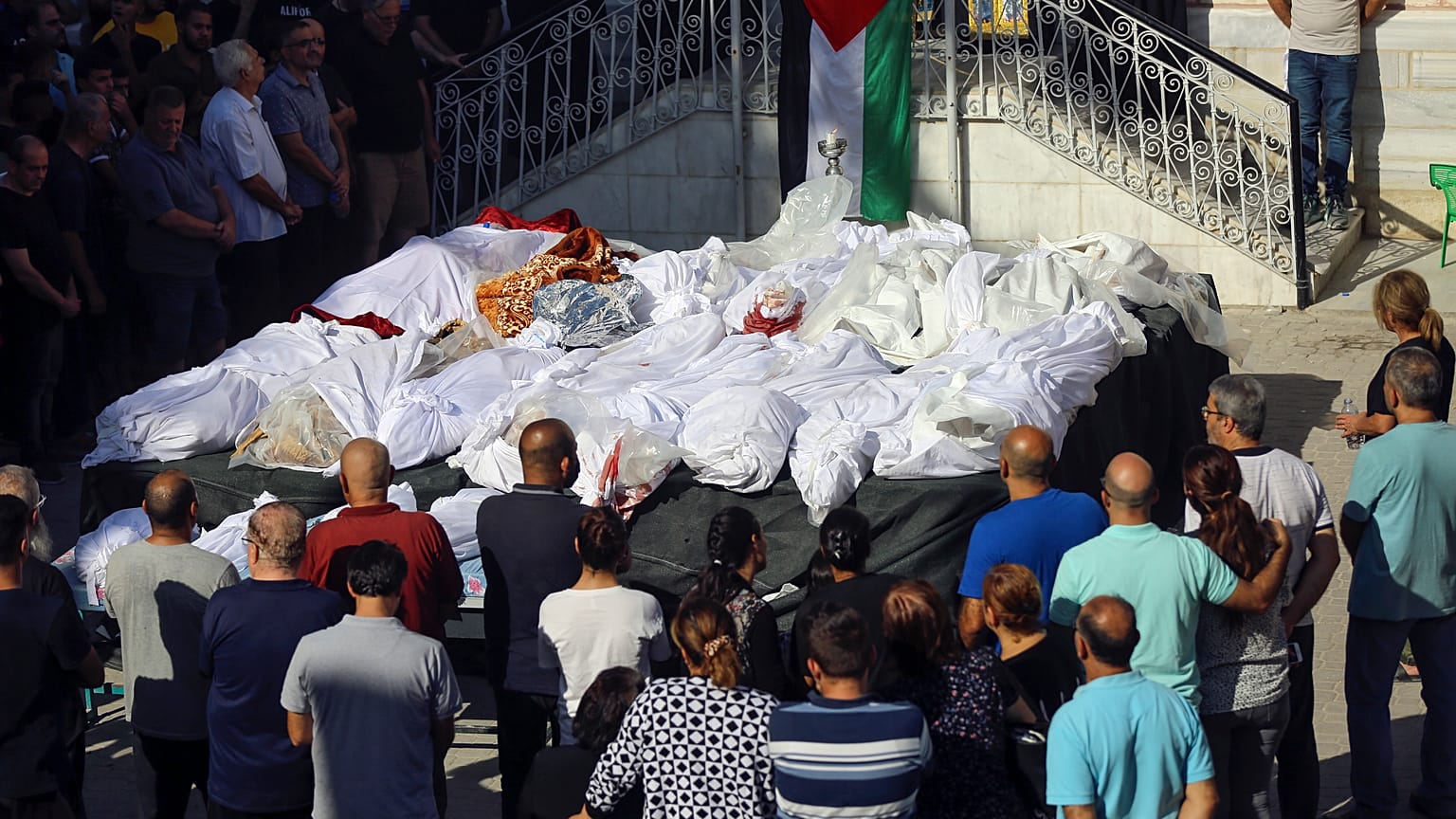 Familiares asisten al funeral de palestinos que fueron asesinados en ataques aéreos israelíes que alcanzaron una iglesia, en la ciudad de Gaza, 20/10/2023