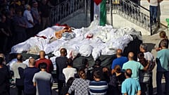 Familiares asisten al funeral de palestinos que fueron asesinados en ataques aéreos israelíes que alcanzaron una iglesia, en la ciudad de Gaza, 20/10/2023