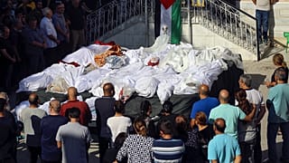 Familiares asisten al funeral de palestinos que fueron asesinados en ataques aéreos israelíes que alcanzaron una iglesia, en la ciudad de Gaza, 20/10/2023