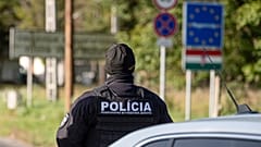 Polícia eslovaco vigia a fronteira com a Hungria, dentro do Espaço Schengen
