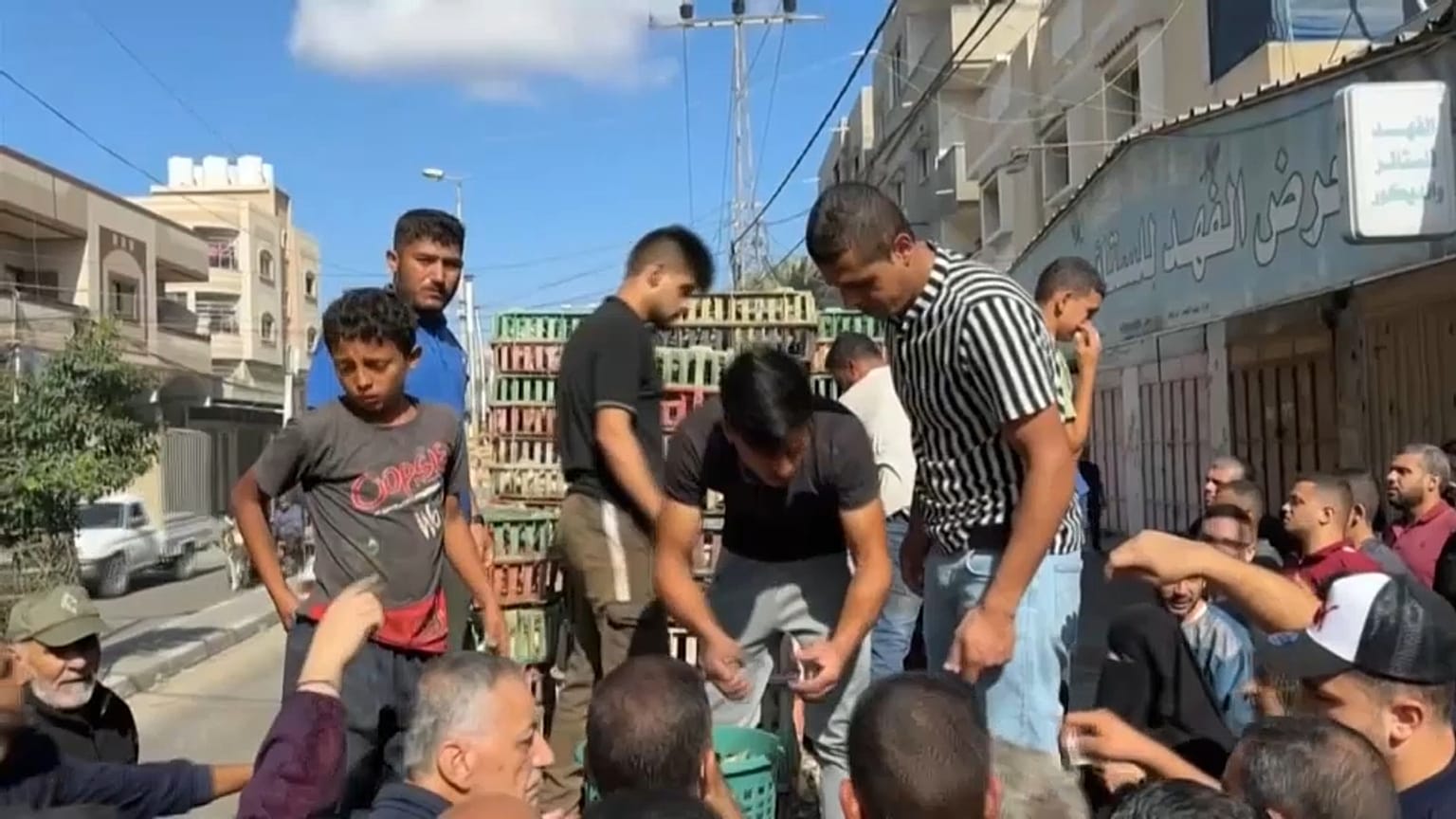 بدأت المواد الغذائية تنفد من قطاع غزة