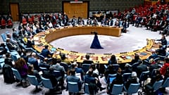 ریاض منصور، سفیر فلسطین در سازمان ملل، پس زمینه سمت راست، برای اعضای شورای امنیت سازمان ملل در مقر سازمان ملل متحد سخنرانی می کند.