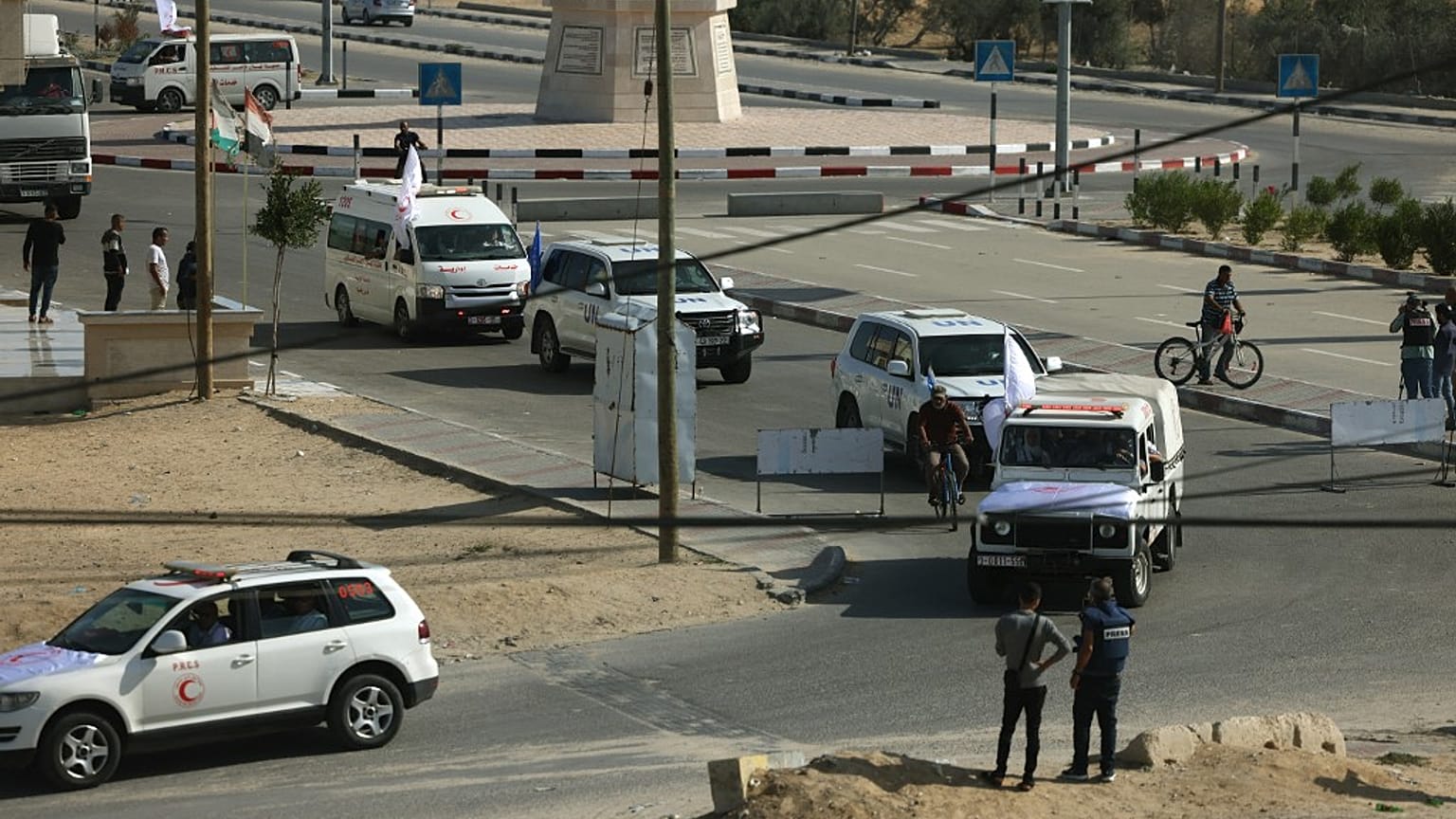 I veicoli delle Nazioni Unite in coda al valico di Rafah per il trasporto del materiale umanitario