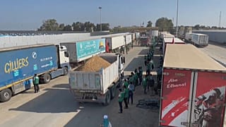 Camiones con ayuda humanitaria en la frontera entre Gaza y Egipto