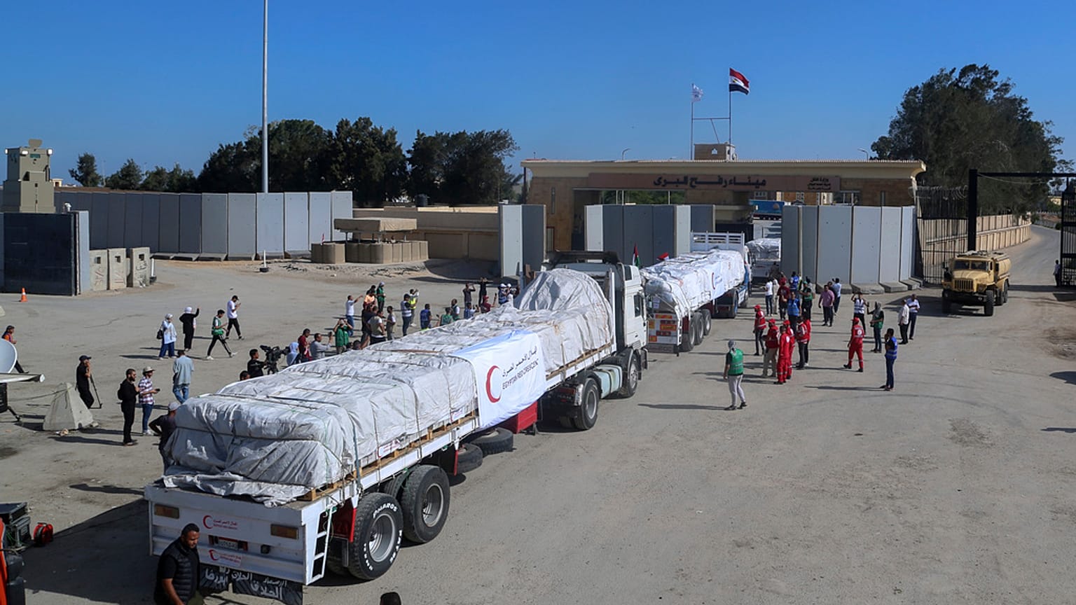 Los primeros camiones con ayuda humanitaria entran en Gaza a través de la frontera con Egipto