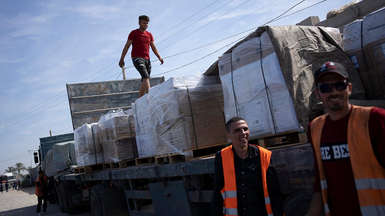 Camiões com ajuda humanitária para Gaza entram na passagem de Rafah