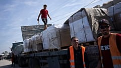 Camiões com ajuda humanitária para Gaza entram na passagem de Rafah