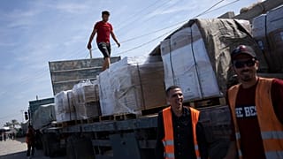 Camiões com ajuda humanitária para Gaza entram na passagem de Rafah