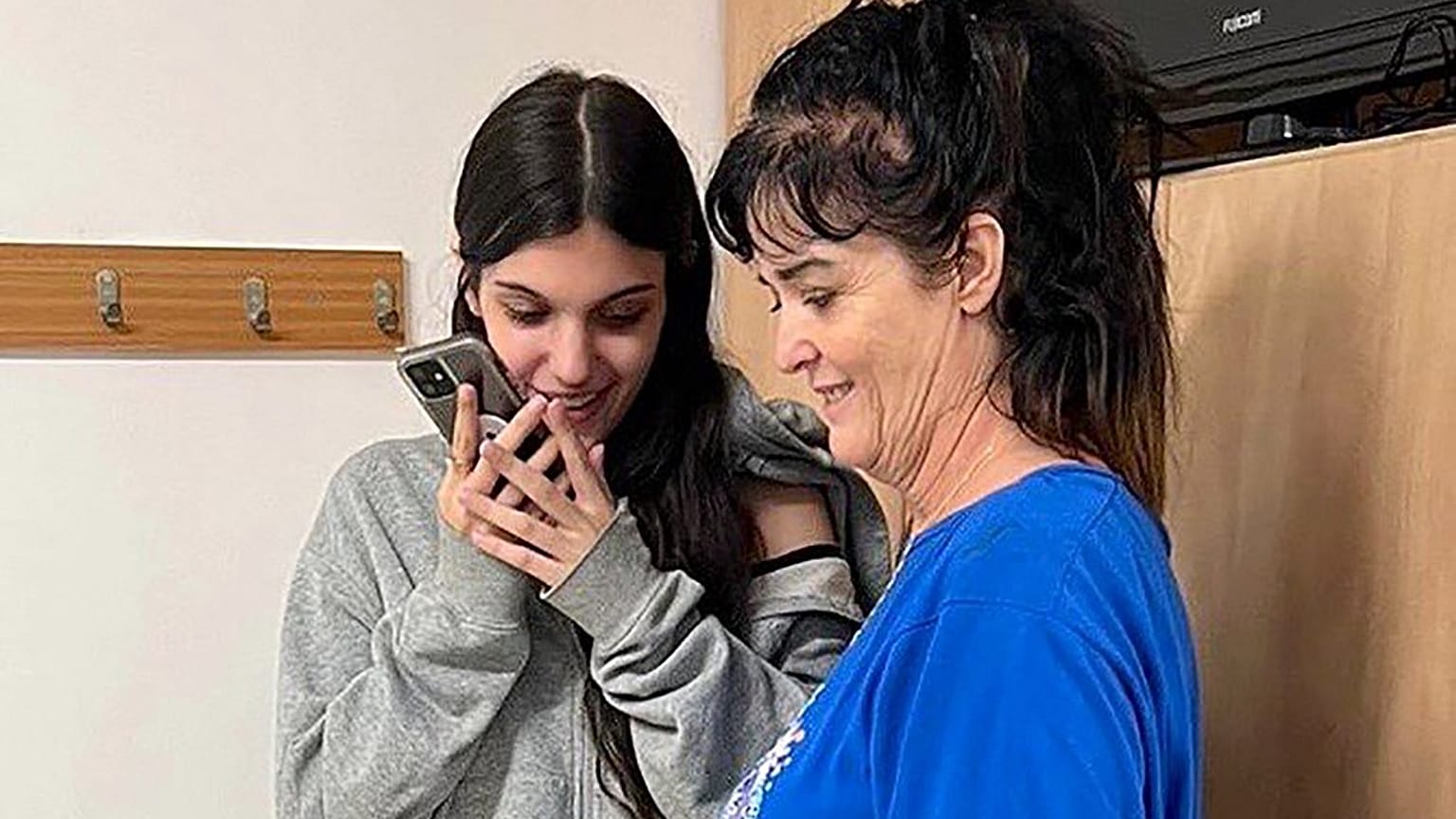 Dieses von der US-Botschaft in Jerusalem zur Verfügung gestellte Bild zeigt Natalie Shoshana Raanan und Judith Tai Raanan beim Telefongespräch mit US-Präsident Joe Biden 