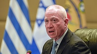 وزير الدفاع الإسرائيلي يوآف غالانت، في مؤتمر صحفي في أثينا، اليونان.