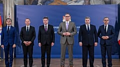 El presidente serbio Aleksandar Vucic, tercero a la derecha, posa con los diplomáticos de Italia, Francia, Alemania, EE. UU. y la UE en Belgrado, Serbia.