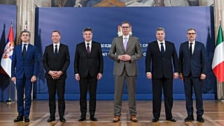 Foto das delegações internacionais com o Presidente Aleksandar Vučić