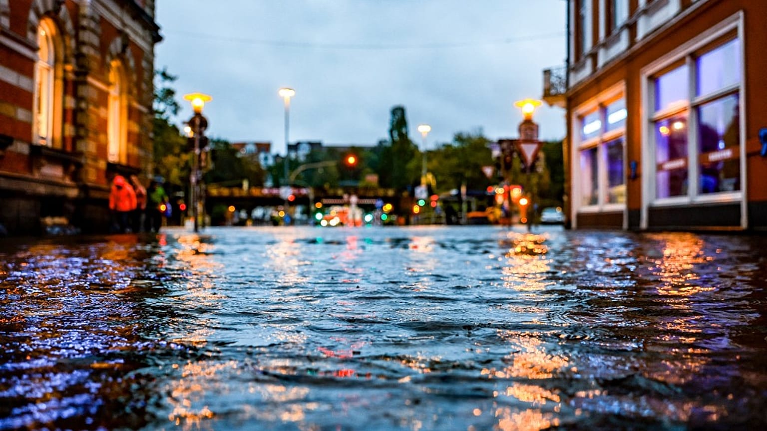 Uma rua inundada em Flensburg, no norte da Alemanha