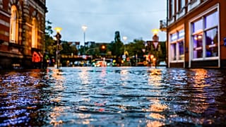 Uma rua inundada em Flensburg, no norte da Alemanha