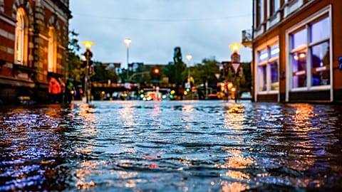 Uma rua inundada em Flensburg, no norte da Alemanha