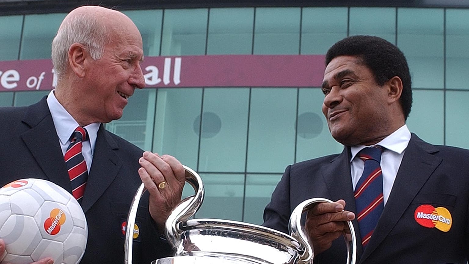 Bobby Charlton com Eusébio à porta de Old Trafford com a Taça dos Campeões Europeus