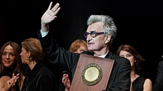 Wim Wenders freut sich über einen ganz besonderen Preis.