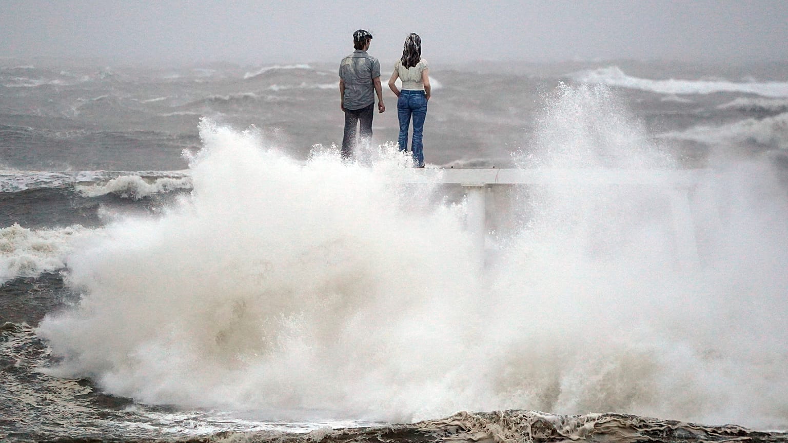 A escultura "O Casal", em Newbiggin-by-the-Sea, Inglaterra