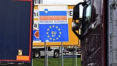 LKWs in der Warteschlang an der Grenze zwischen Kroatien und Slowenien