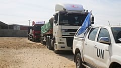 Des camions transportant de l'aide humanitaire entrent dans la bande de Gaza à Rafah, samedi 21 octobre 2023