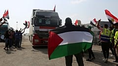 Camiões com ajuda humanitária celebrado por palestinianos à saída do Egito