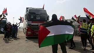 Camiões com ajuda humanitária celebrado por palestinianos à saída do Egito