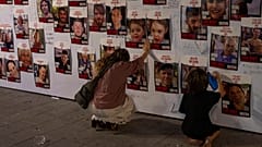 Menschen in Israel fordern einen Waffenstillstand