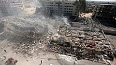 دخان يتصاعد من المباني المدمرة جراء الغارات الجوية الإسرائيلية على مدينة غزة، وسط قطاع غزة