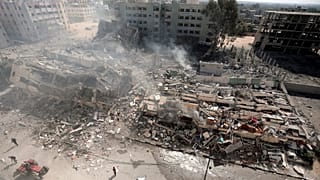 دخان يتصاعد من المباني المدمرة جراء الغارات الجوية الإسرائيلية على مدينة غزة، وسط قطاع غزة