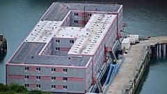 A barcaça "Bibby Stockholm" transformada em abrigo de migrantes em Dorset
