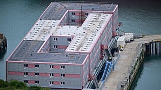 A barcaça "Bibby Stockholm" transformada em abrigo de migrantes em Dorset