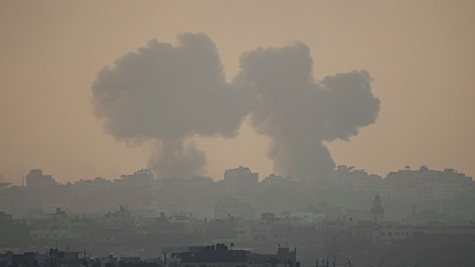 De la fumée s'élève après une frappe aérienne israélienne dans la bande de Gaza, vue depuis le sud d'Israël, dimanche 22 octobre 2023.