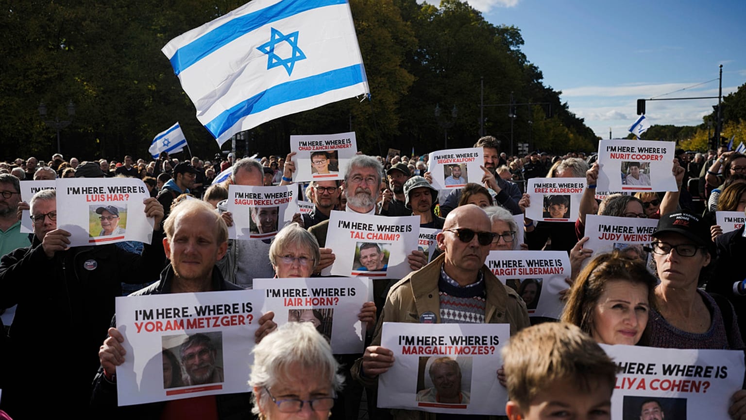 Erinnern an die von der Hamas aus Israel nach Gaza Verschleppten in Berlin