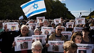Erinnern an die von der Hamas aus Israel nach Gaza Verschleppten in Berlin