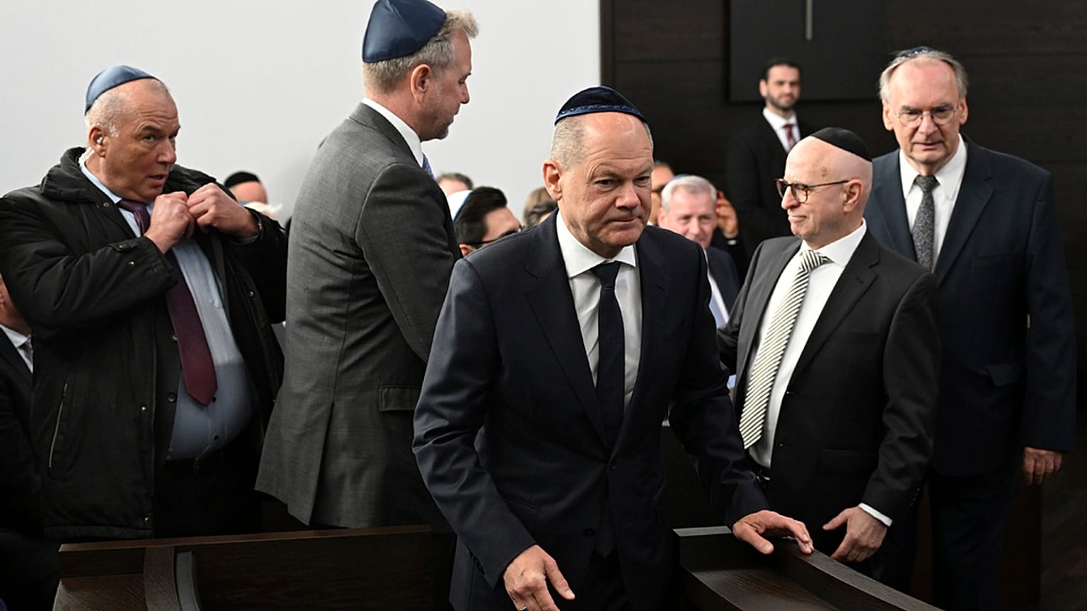 El canciller de Alemania, Olaf Scholz, reafirma su apoyo a Israel y su rechazo al antisemitismo durante la inauguración de una sinagoga.