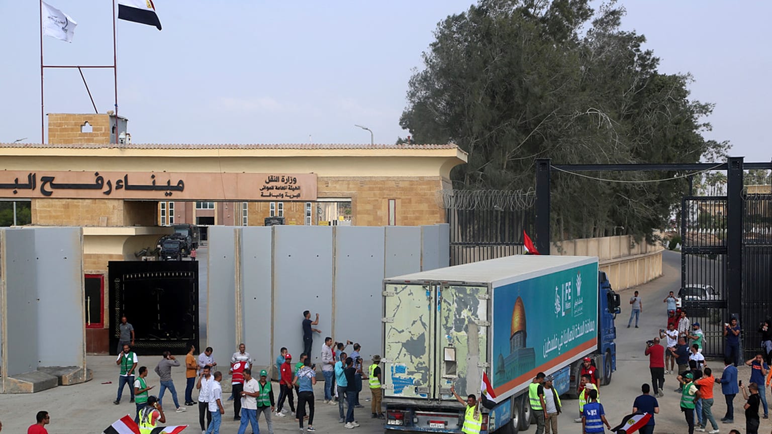 Un camión con ayuda humanitaria para la Franja de Gaza cruza la puerta fronteriza de Rafah, en Rafah, Egipto, el domingo 22 de octubre de 2023.