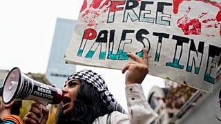 لافتة كتب عليها "فلسطين حرة" خلال مسيرة مؤيدة للفلسطينيين