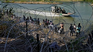 Imagen de inmigrantes que tratan de cruzar la frontera de manera ilegal y son detenidos por los agentes de Policía.