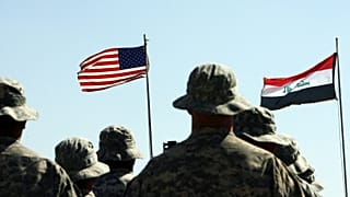 الأعلام الأمريكية والعراقية خلال حفل تسليم بالقرب من بلدة الحويجة شمال العراق، في 15 مايو 2011.