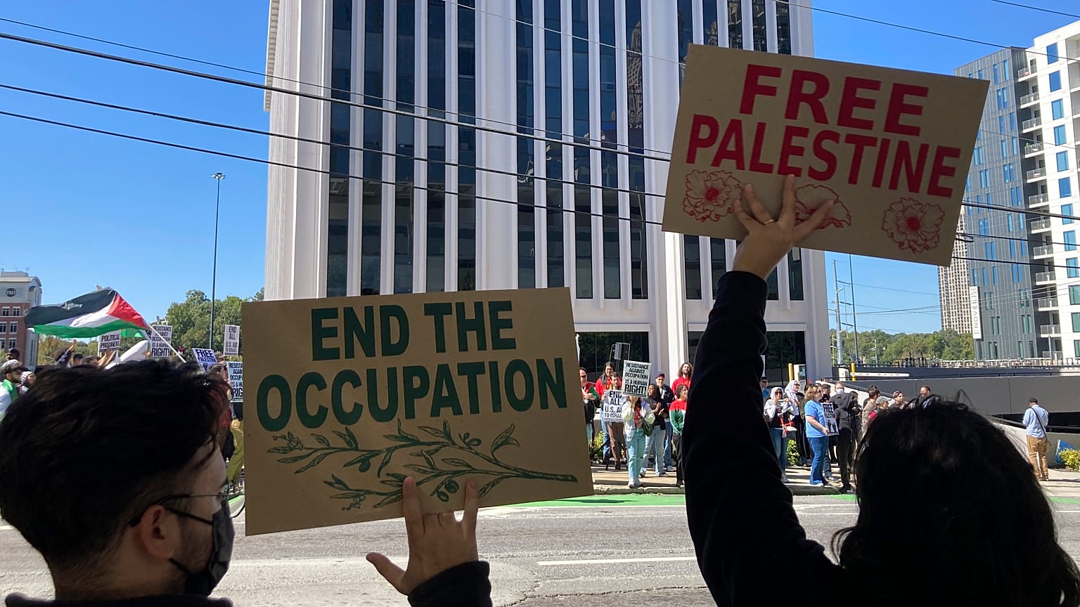 متظاهرون مؤيدون للفلسطينيين خارج القنصلية الإسرائيلية في أتلانتا