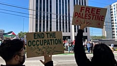 متظاهرون مؤيدون للفلسطينيين خارج القنصلية الإسرائيلية في أتلانتا