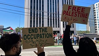 متظاهرون مؤيدون للفلسطينيين خارج القنصلية الإسرائيلية في أتلانتا