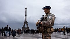 Французский солдат охраняет район Трокадеро перед Эйфелевой башней, поскольку Франция находится в состоянии повышенной готовности к терроризму.
