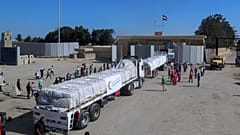 شاحنات الهلال الأحمر المصري تحمل مساعدات إنسانية لقطاع غزة تعبر بوابة رفح الحدودية