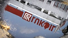 A Lukoil székháza Szófiában, egy pocsolya tükrében