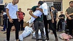 El personal médico también vive en constante temor por sus seres queridos, que podrían encontrarse entre las víctimas de cualquier bombardeo.