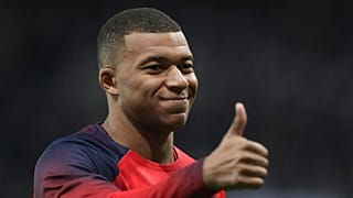 Kylian Mbappé, joueur du PSG, lève le pouce avant le début d'un match de Ligue des champions au début du mois.